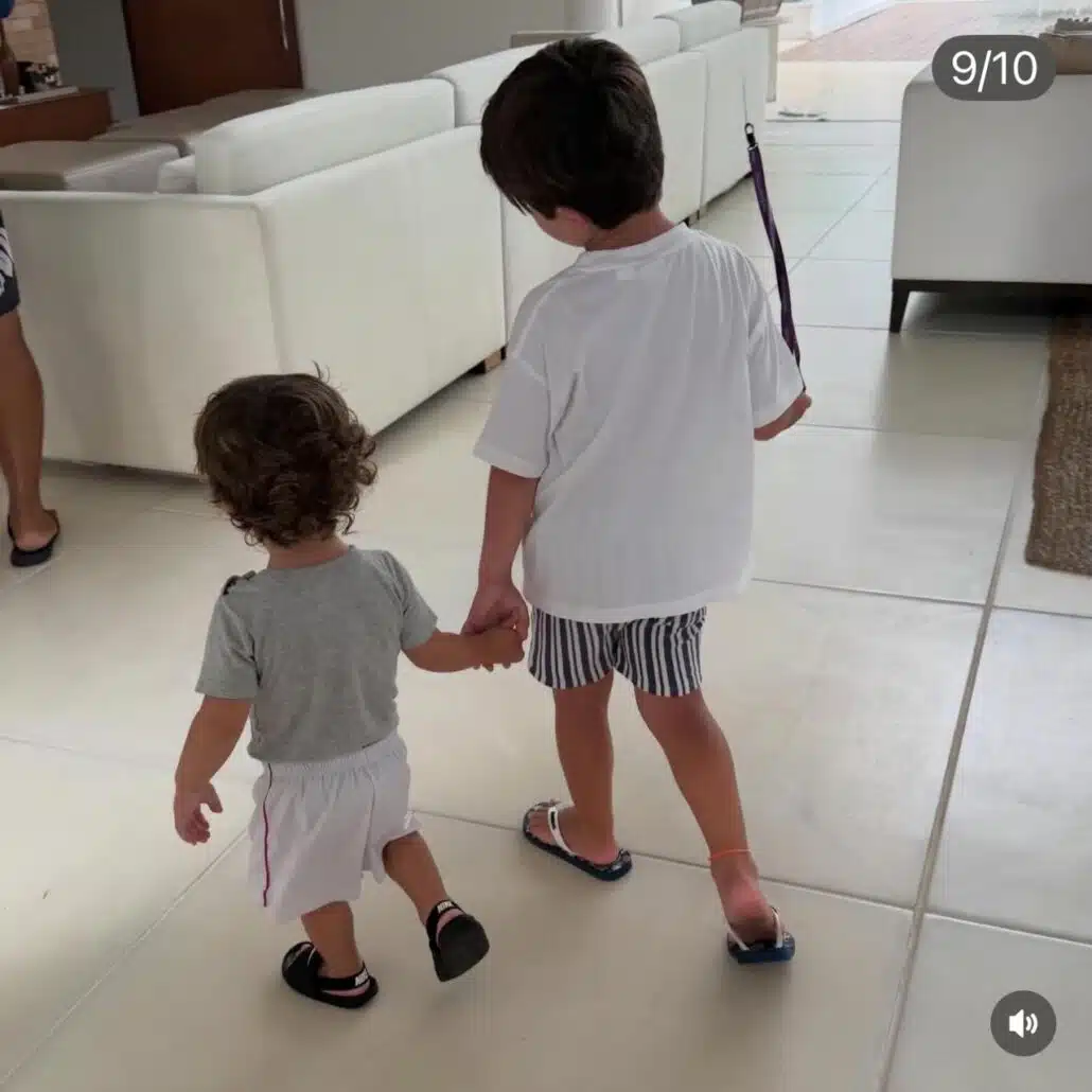 Sthefany Brito mostra os filhos andando juntos