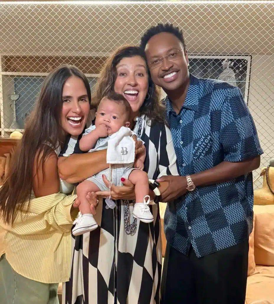 Thiaguinho mostra o bebê em sua 1ª festa