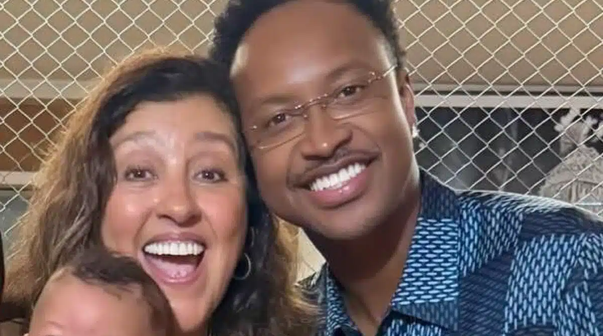 Regina Casé posa com bebê de Thiaguinho
