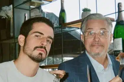 Enzo Celulari surge com a irmã caçula e surpreende