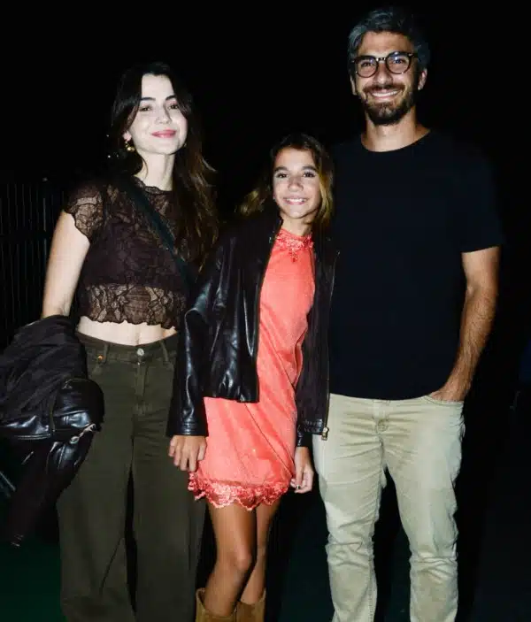 Ex de Deborah Secco surge com a filha e revela que se casou novamente