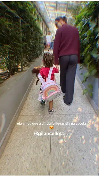 Fernanda Paes Leme exibe Giovanna Lancelloti levando sua filha pra escola