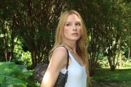 Fiorella Mattheis posa com os dois filhos em festa no trabalho