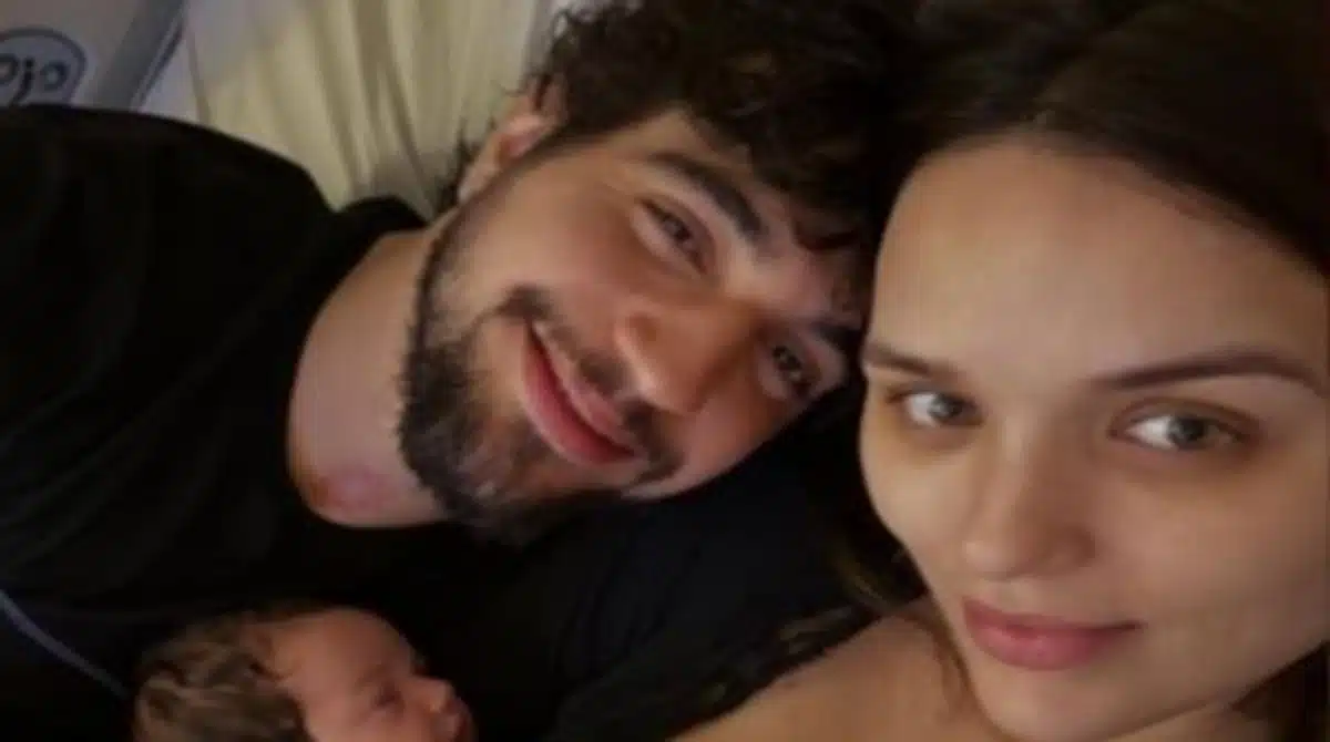 Rafa Kalimann exibe sua bebê em vídeo chamada com a avó