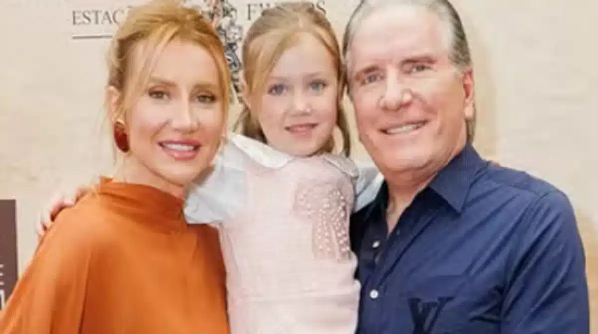 Roberto Justus e Ana Paula acompanham desfile da filha em evento de moda