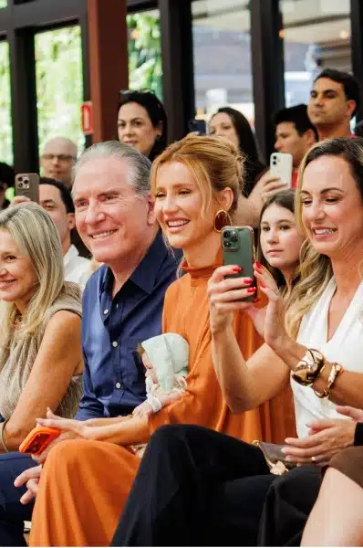 Roberto Justus e Ana Paula acompanham desfile da filha em São Paulo