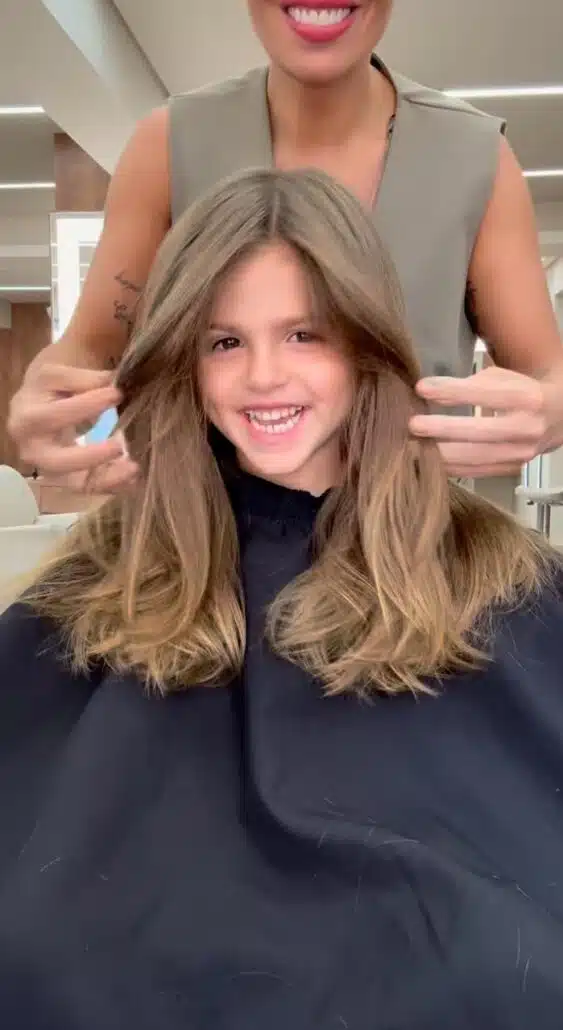 Ayla, primogênita de Bárbara Evans, cortando o cabelo