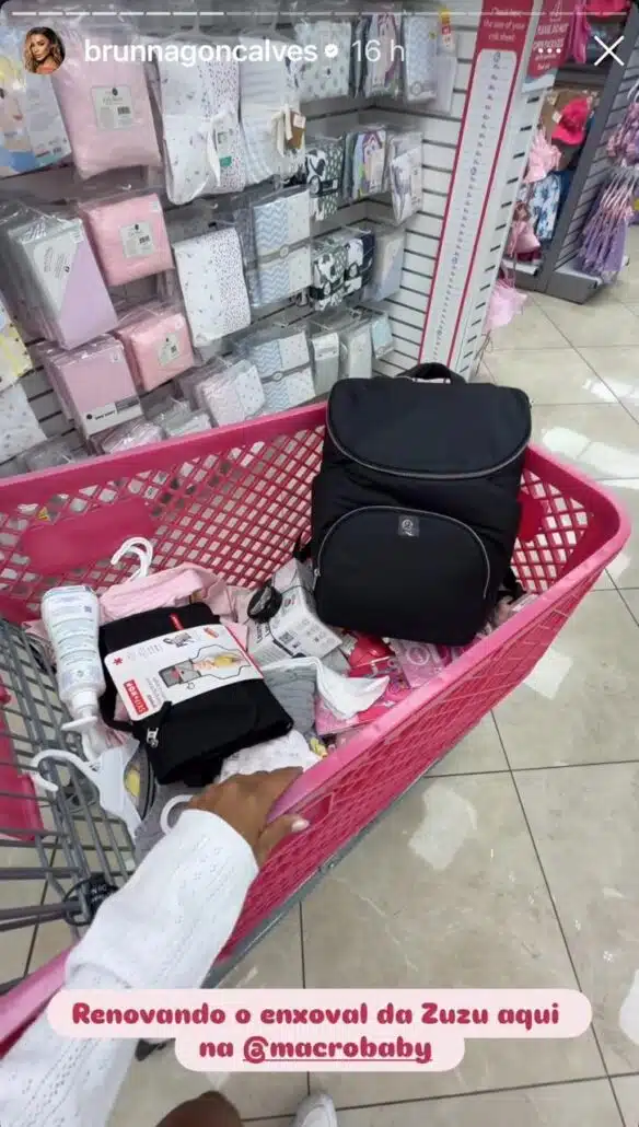 Brunna Gonçalves mostra o carrinho de compras