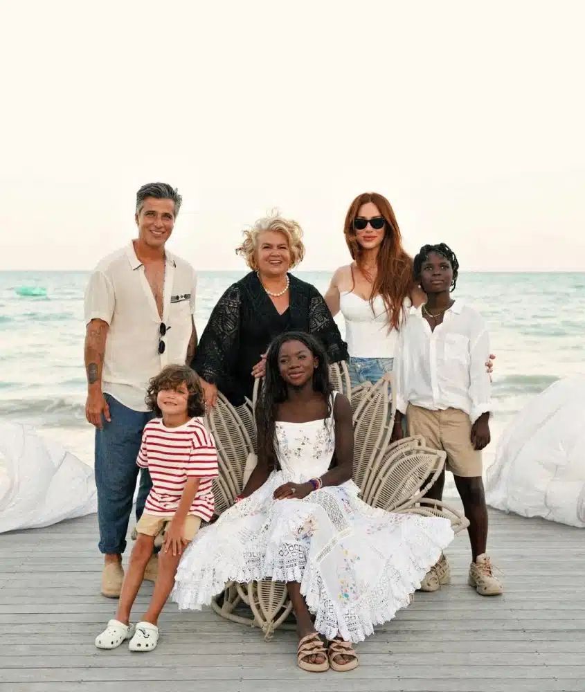 Bruno Gagliasso e Gio posam com os filhos e Martha Medeiros