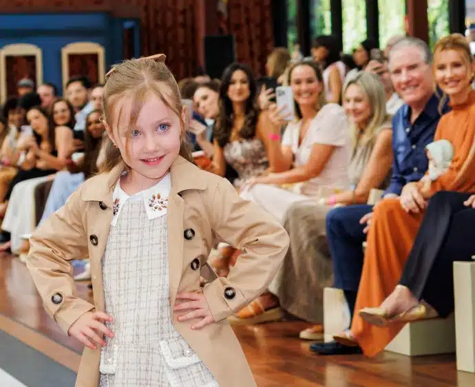 Filha de caçula de Roberto Justus desfila em evento de moda