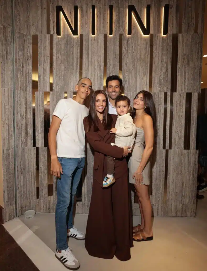 Carol Celico, ex de Kaká, posa com a família reunida