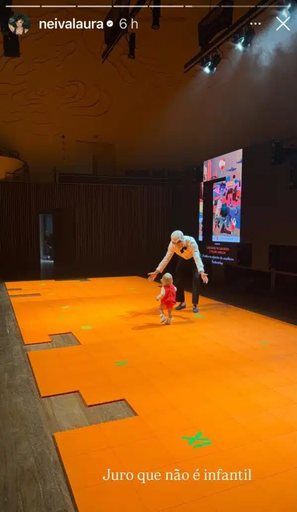 Laura mostrou a caçula com Chay Suede se divertindo no teatro