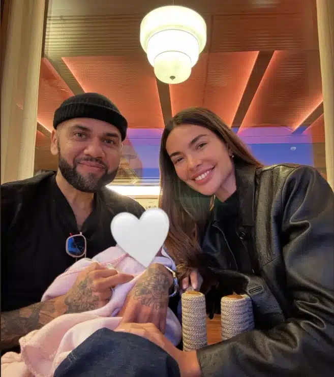 Daniel Alves surge em rara foto com sua bebê