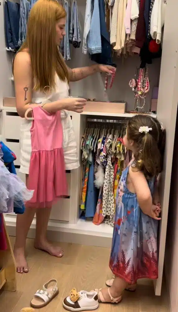 Lua, filha de Viih e Eliezer, escolhe roupa no closet