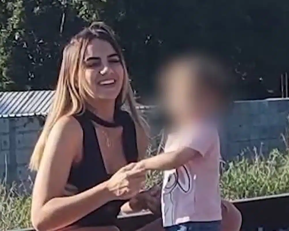 Gisele Alves Santana ao lado de sua filha
