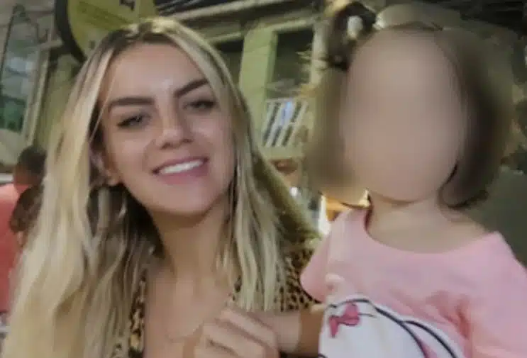 Gisele Alves ao lado da sua filha