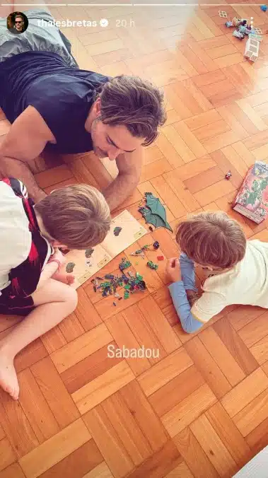 Viúvo de Paulo Gustavo surge montando brinquedo com os filhos