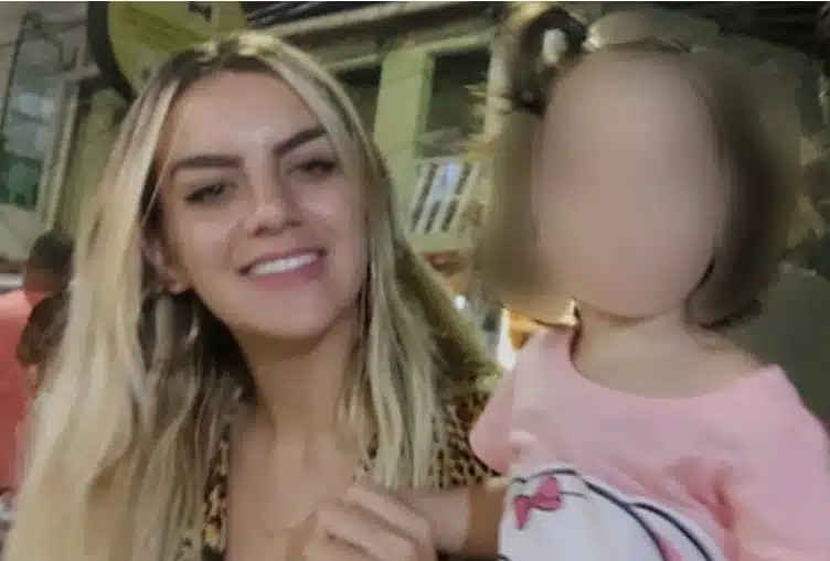 Gisele Alves junto com a sua filha