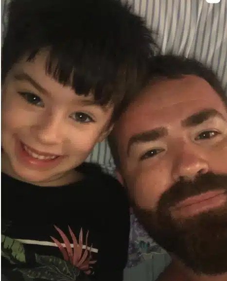 O pai de Henry Borel em foto com o seu filho