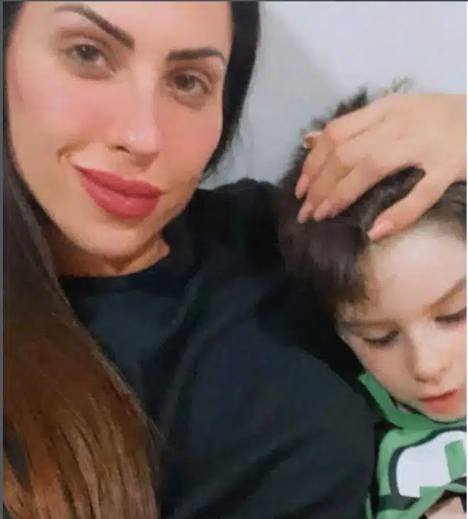 Monique Medeiros ao lado de Henry Borel
