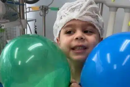 Coração do influencer mirim Pedro Mathias chegou após um ano no hospital