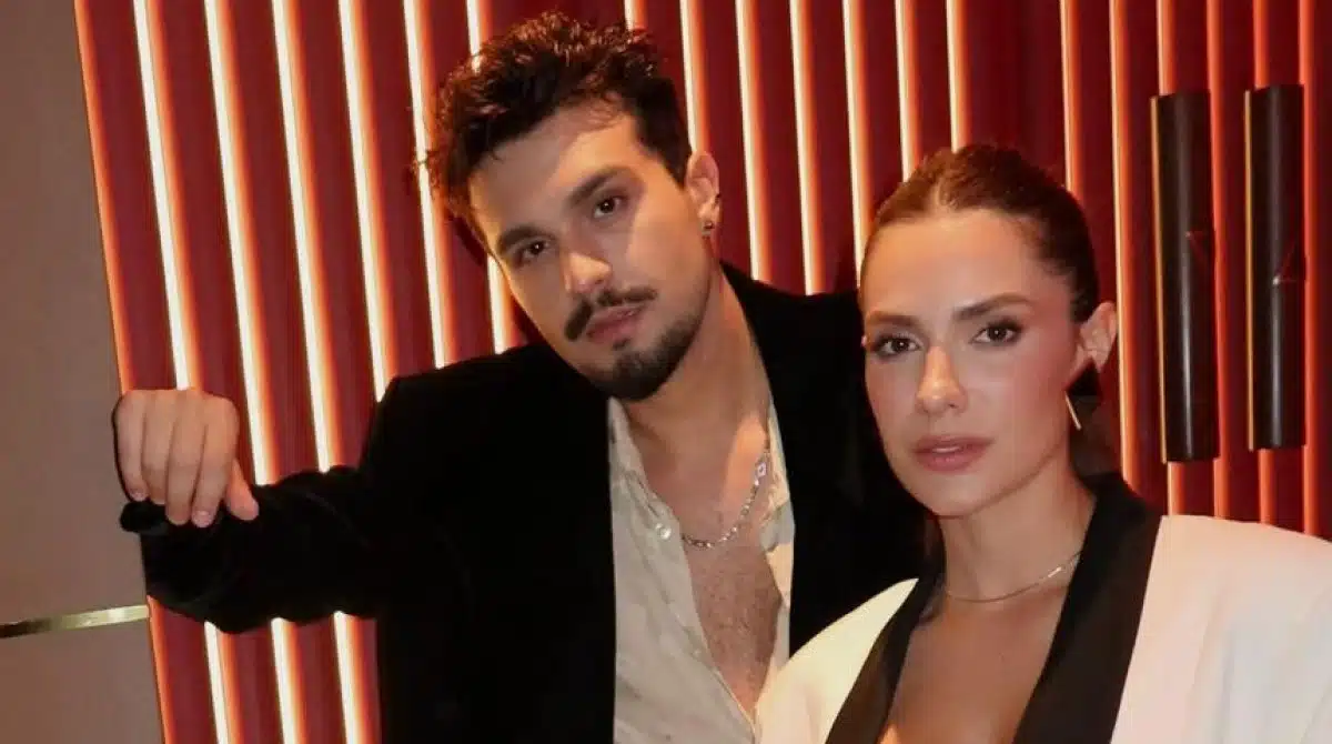 Luan e Jade Magalhães mostram a bebê na natação