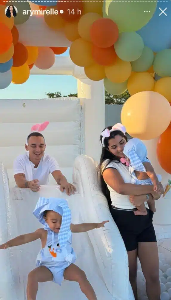 João Gomes e Ary se divertem com os bebês no mesversário