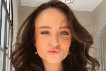 Mãe de Larissa Manoela mostra momento em família e desabafa