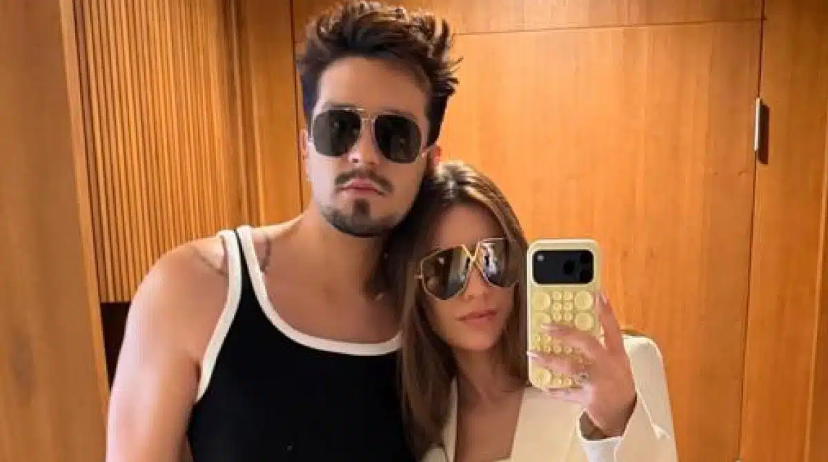 Luan Santana e Jade mostram a bebê subindo as escadas