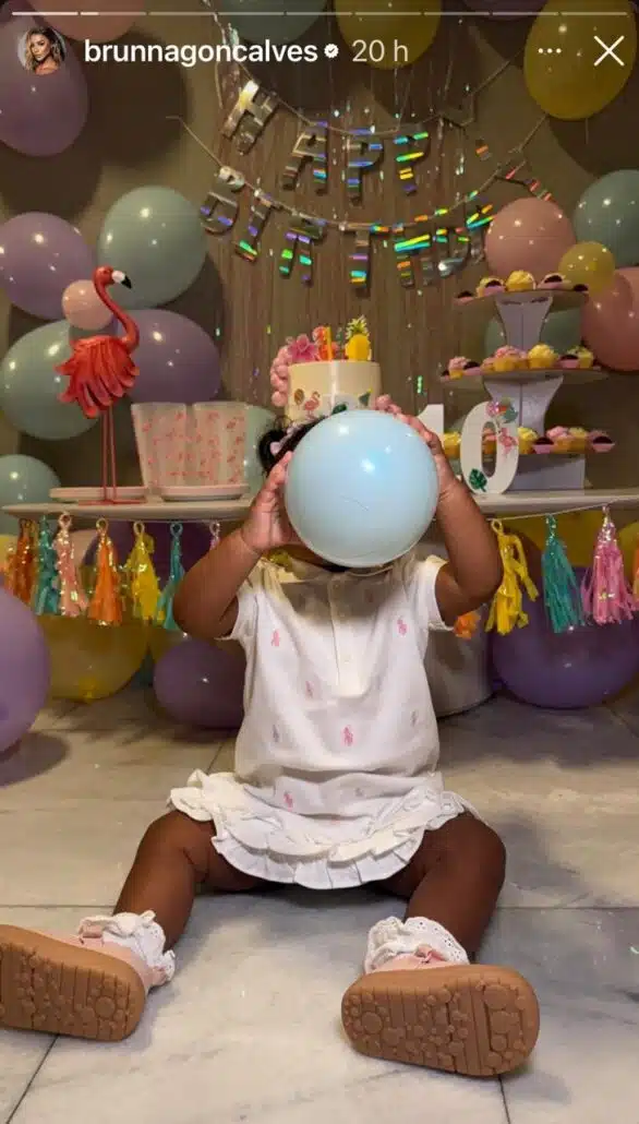 Zuri, bebê de Ludmilla e Brunna, posa em sua festa de 10 meses feita por elas