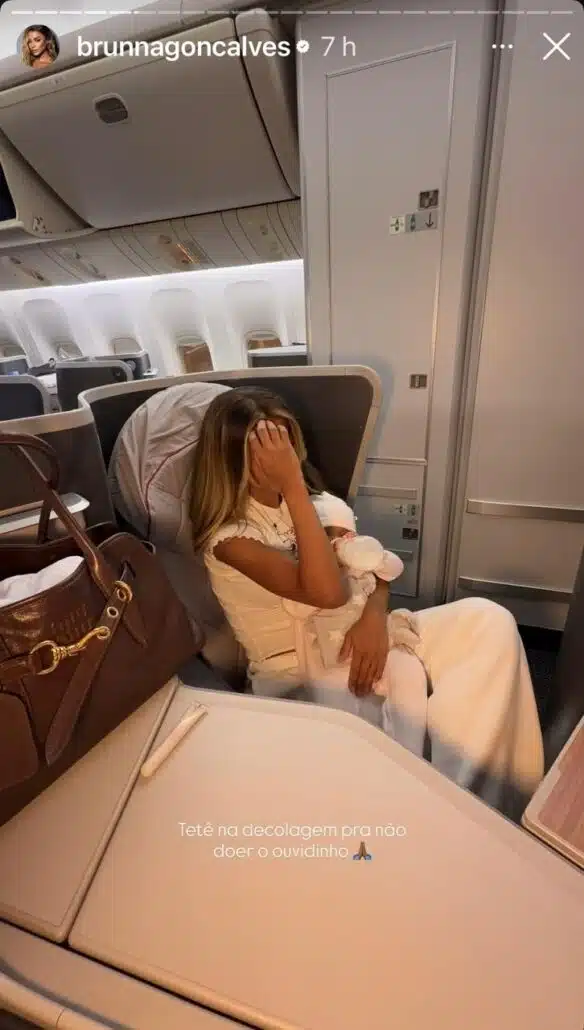 Zuri, bebê de Brunna e Ludmilla, posa na 1ª classe