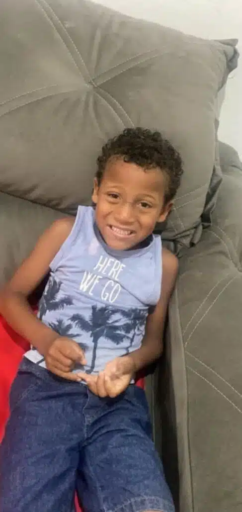 Um dos meninos que foi encontrado sem vida