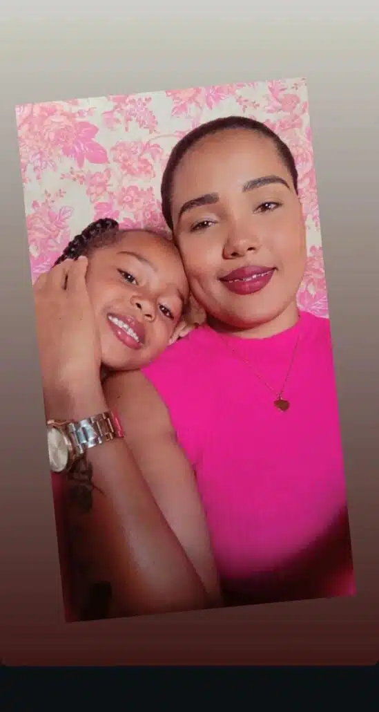 A mãe Clarice Cardoso junto da filha Ágatha Isabelly, antes dela sumir