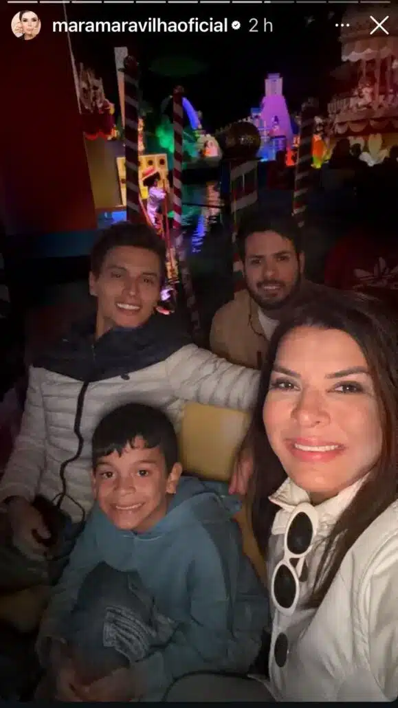 Mara Maravilha e Gabriel passeiam com o filho nos parques de Orlando