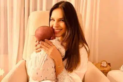 Mariana Rios posa com o filho e mostra o rostinho