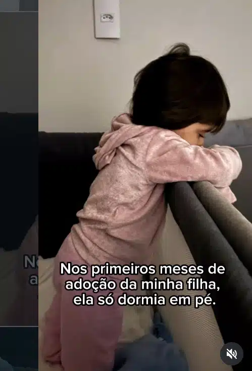 contioutra.com - Menina adotada s&oacute; dormia em p&eacute;, encostada na parede &mdash; motivo deixou nova m&atilde;e sem rea&ccedil;&atilde;o em SC
