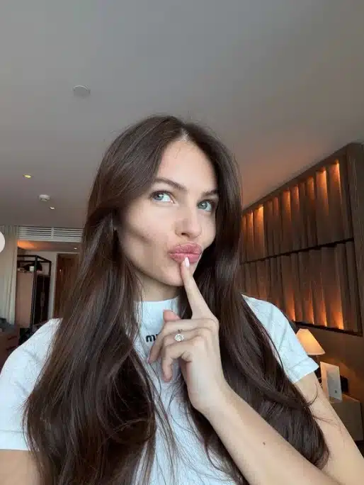 Jovem que foi eleita menina mais linda do mundo está noiva
