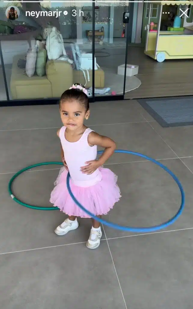 Mavie, filha de Bruna e Neymar, brinca de bambolê