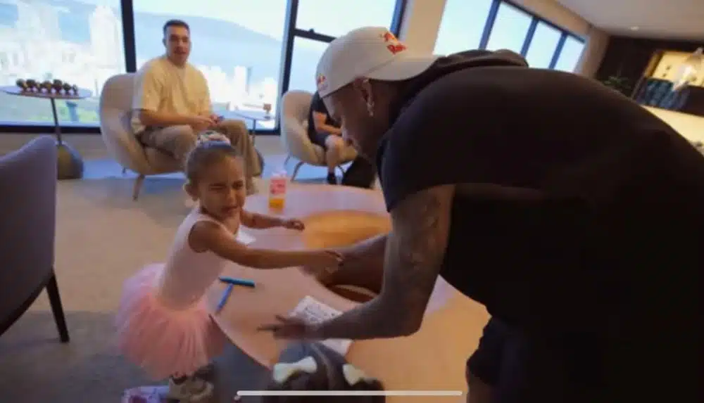 Neymar dá bronca na filha, após travessura