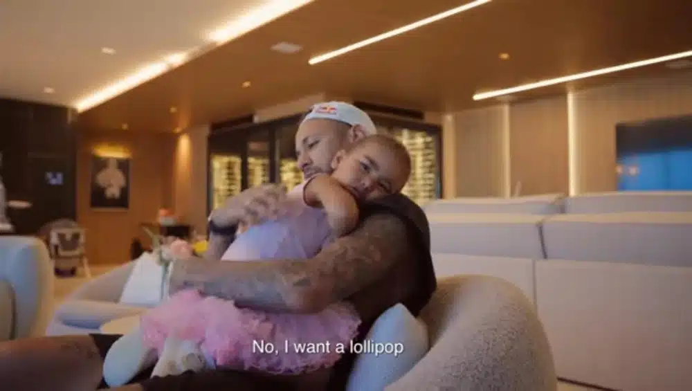 Neymar consola a filha, após a reação dela