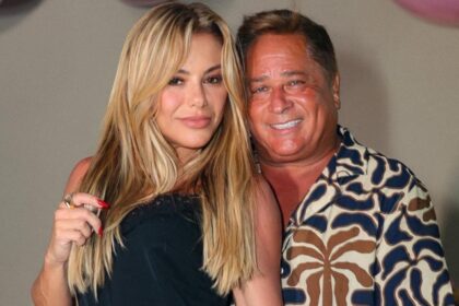 Poliana, esposa de Leonardo, mostra as netas na feira