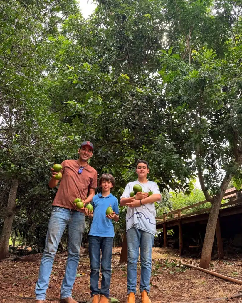 O secretário Thales Machado com seus dois filhos