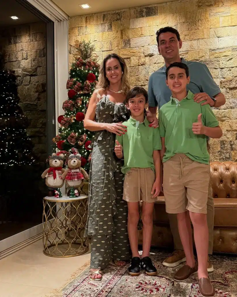 Secretário com a esposa e os dois filhos antes do que fez a eles