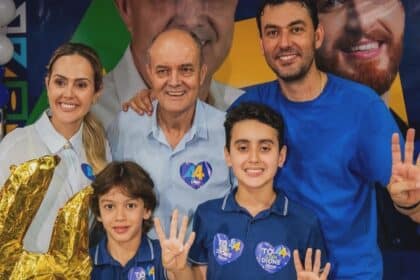 Secretário com a esposa, filhos e prefeito antes do que fez