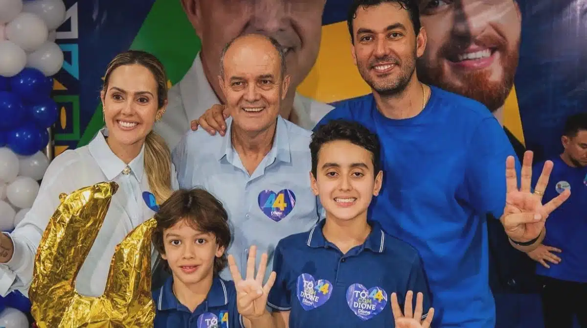 Secretário com a esposa, filhos e prefeito antes do que fez