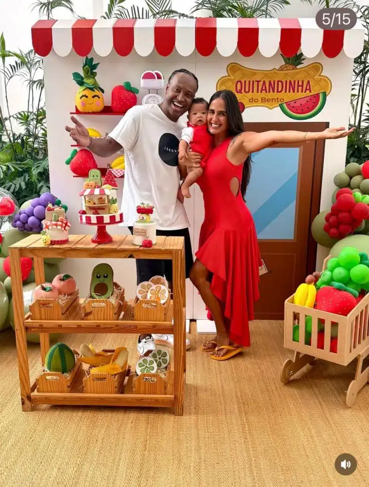 Thiaguinho e Carol se divertem no 6º mesversário do bebê