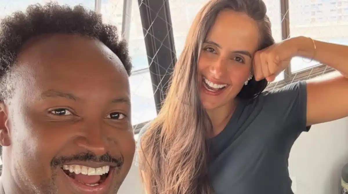 Thiaguinho posa com o bebê e mostra seu novo visual