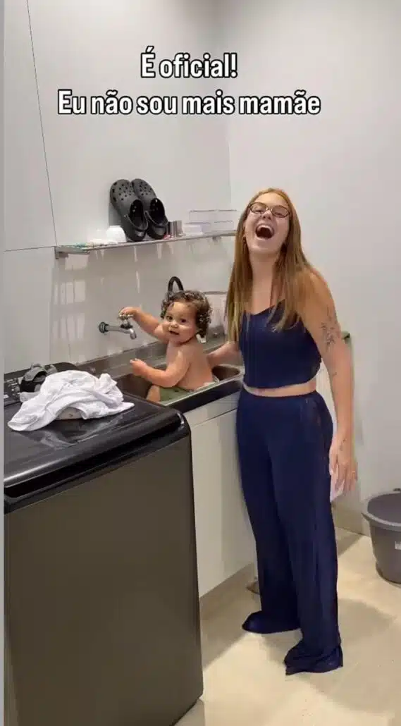 Viih Tube mostra o bebê tomando banho no tanque