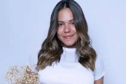 Bruna Lohaine mostra seu bebê que nasceu com 1 dedinho a mais