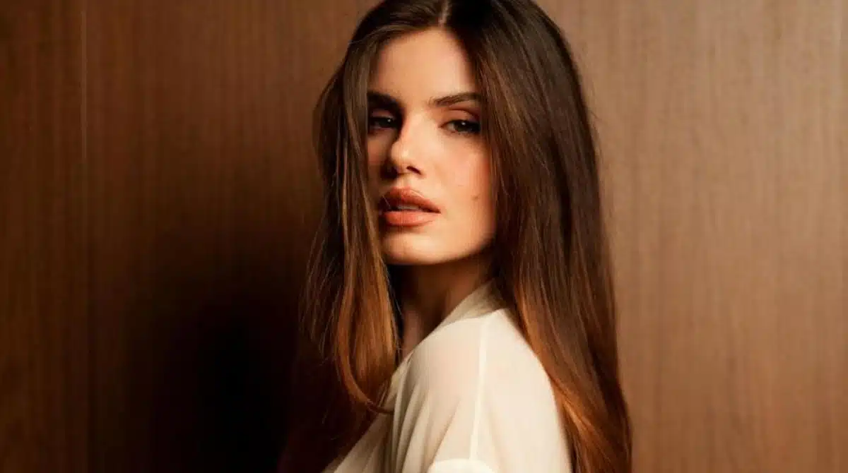 Camila Queiroz mostra o corpo após parto e fala